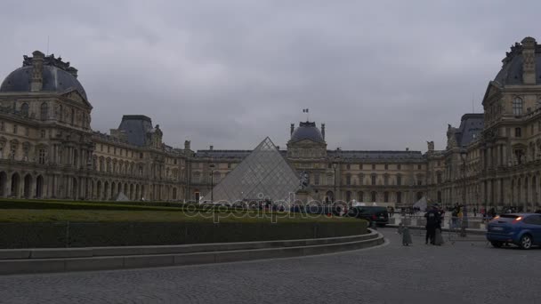 Louvre Museum in Paris — Stockvideo