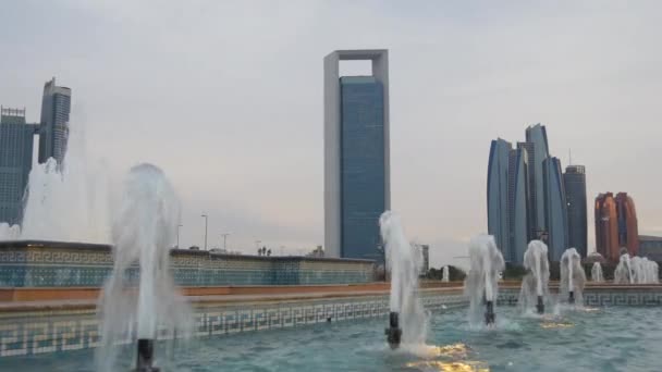 Abu dhabi bay fontän panorama — Stockvideo
