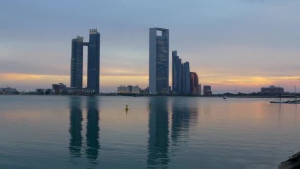 Панорамний вид на місто Абу-Дабі — стокове відео