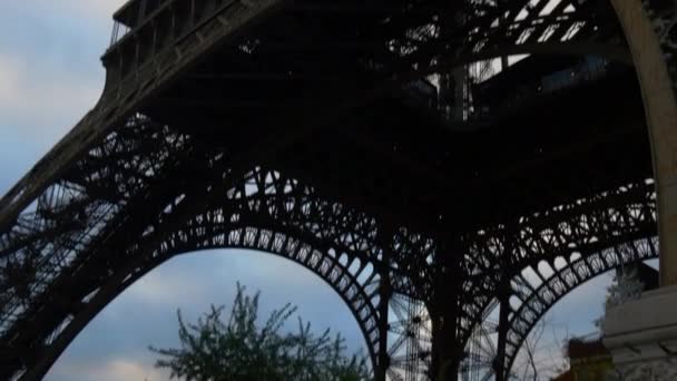 Туристы на Эйфелевой башне — стоковое видео
