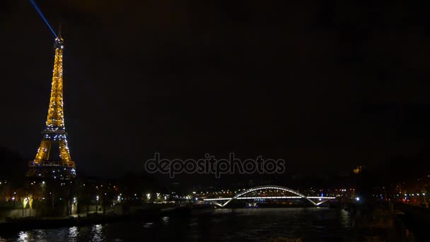 Torre Eiffel por la noche — Vídeos de Stock