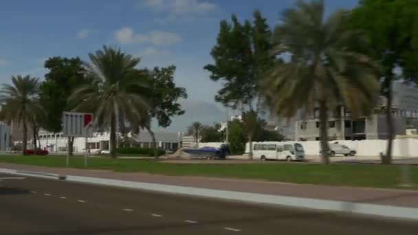 Tráfico por carretera en la calle de Abu Dhabi — Vídeos de Stock