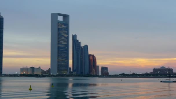 Vista panorámica de la ciudad de Abu Dhabi — Vídeo de stock