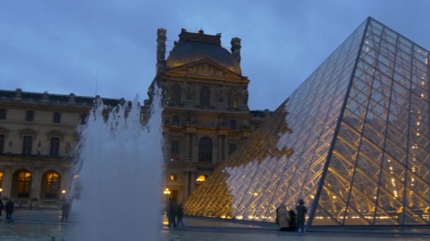 Paris 'teki Louvre Müzesi — Stok video