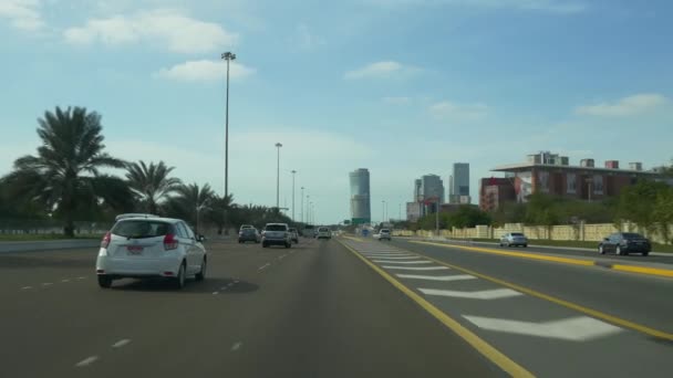 Дорожное движение на улице Абу-Даби — стоковое видео