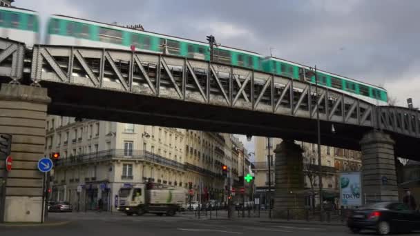 City trafik på Paris gata — Stockvideo