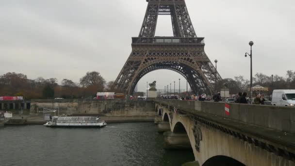 Torre Eiffel durante el día — Vídeos de Stock