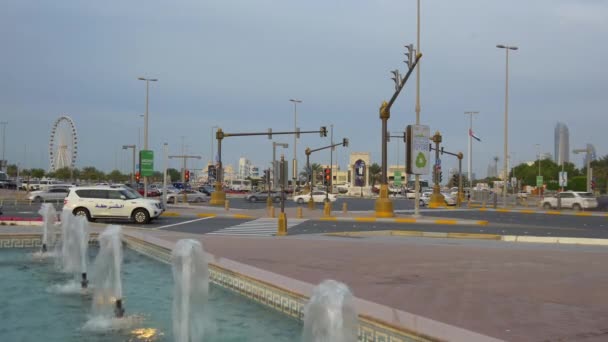 Traffico stradale sulla strada di Abu Dhabi — Video Stock