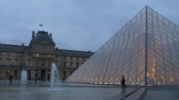 Louvre Museum in Paris — Stockvideo