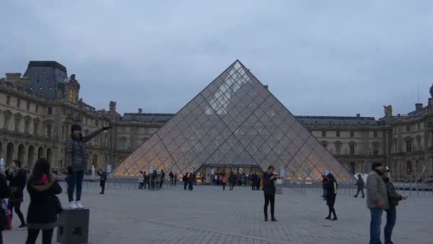 Louvren museum i Paris — Stockvideo