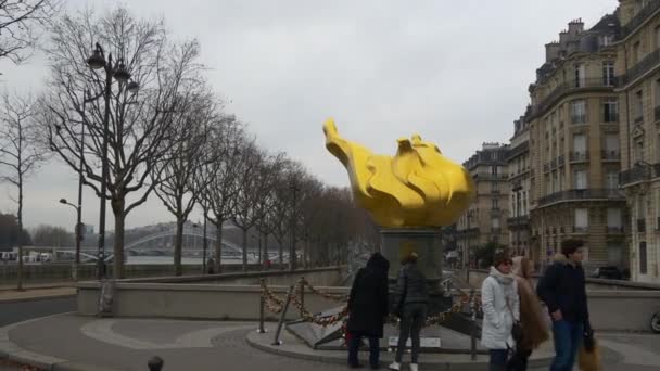 Tráfico diurno en París — Vídeo de stock