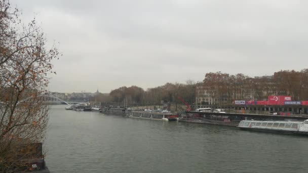 Река Сена в Париже — стоковое видео