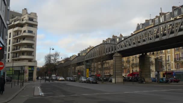 City trafik på Paris gata — Stockvideo