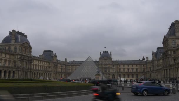 Louvre Múzeum Párizsban — Stock videók