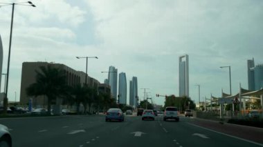 Abu Dabi Caddesi'ndeki trafik