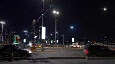 Gece trafik Street Abu Dabi