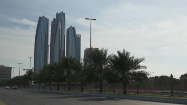 Abu Dabi Caddesi'ndeki trafik