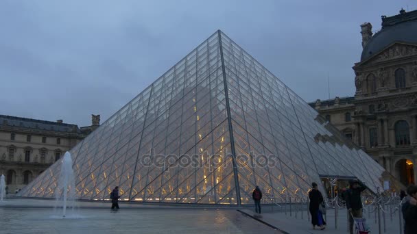 Louvre museum in Parijs — Stockvideo