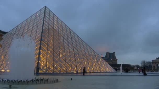 Muzeum Louvre v Paříži — Stock video
