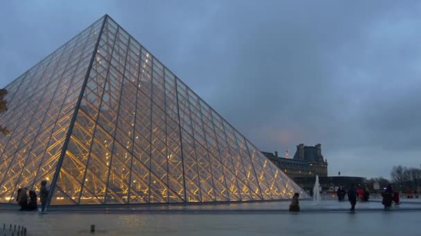 파리의 루브르 박물관 — 비디오