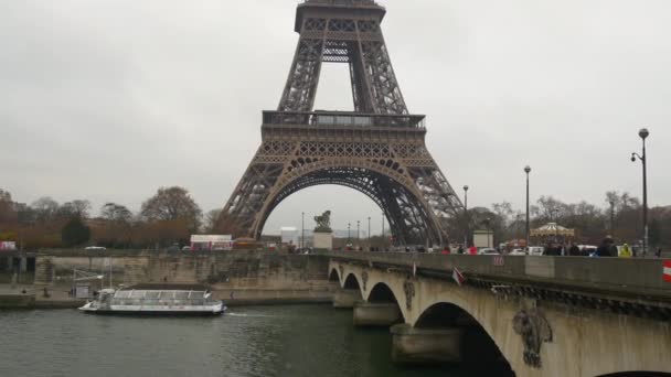 Torre Eiffel durante o dia — Vídeo de Stock