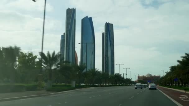 Tráfico por carretera en la calle de Abu Dhabi — Vídeos de Stock