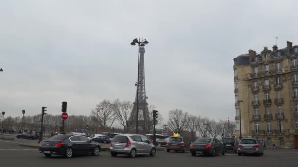 Eiffelturm bei Tag — Stockvideo