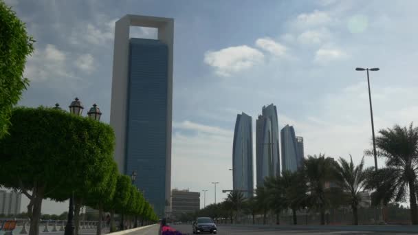 Tráfico por carretera en la calle de Abu Dhabi — Vídeo de stock