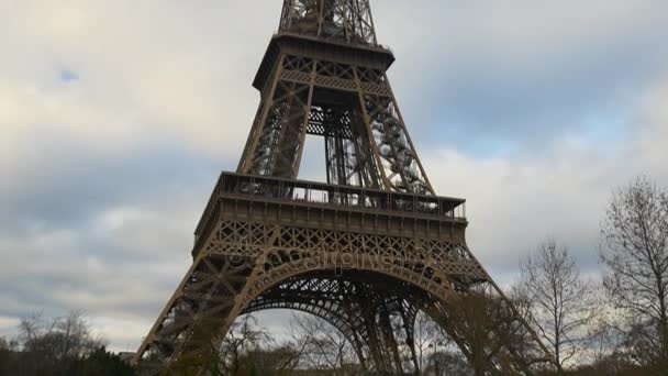 Turistas na Torre Eiffel — Vídeo de Stock
