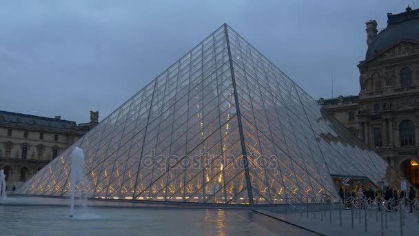 Muzeum Louvre v Paříži — Stock video