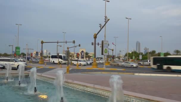 道路交通对阿布扎比街 — 图库视频影像