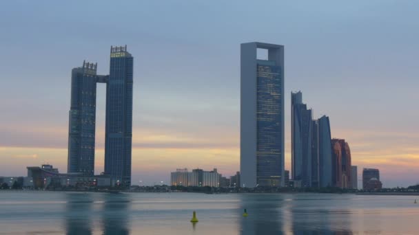 Panoramautsikt över Abu Dhabi city — Stockvideo