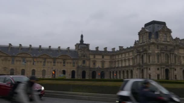 Louvre museum in Parijs — Stockvideo