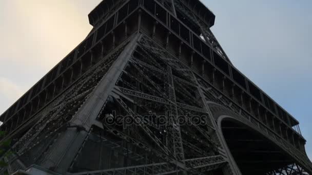 Toeristen in het eiffel tower — Stockvideo