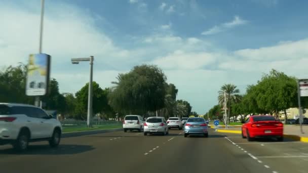 Road traffic on street of Abu Dhabi — Stock Video