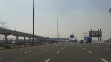 Dubai sokaklarda sürme araba