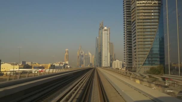 Dubai metro tren yüksek yolculuğu — Stok video