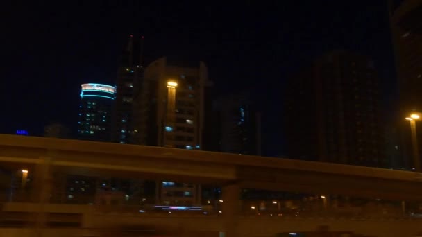 Nachtverkehr in der Bucht von Dubai Marina — Stockvideo