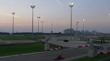 Gece yarış pistinde Dubai.