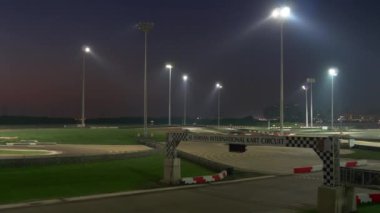 Gece yarış pistinde Dubai.
