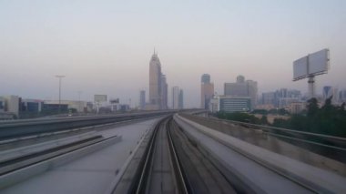  Dubai metro tren yüksek yolculuğu