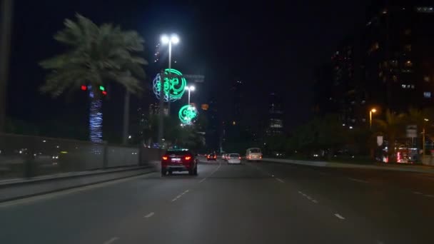 Noční doprava na ulici v Abú Dhabí — Stock video