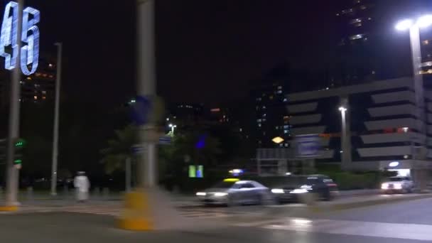 Natt trafik på gatan i Abu Dhabi — Stockvideo
