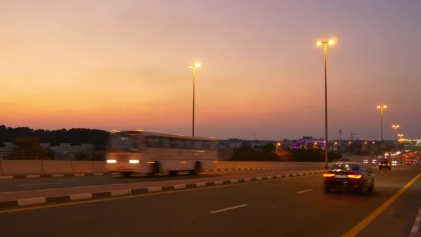 Trafic nocturne de la baie de la marina de Dubai — Video