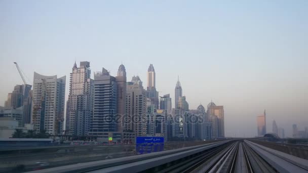 Dubai metro hoog met de trein — Stockvideo