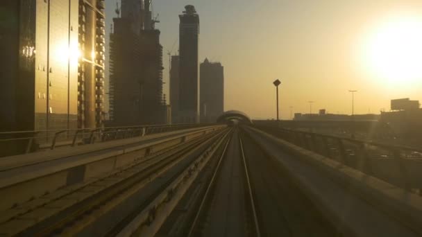 Dubai metro tren yüksek yolculuğu — Stok video