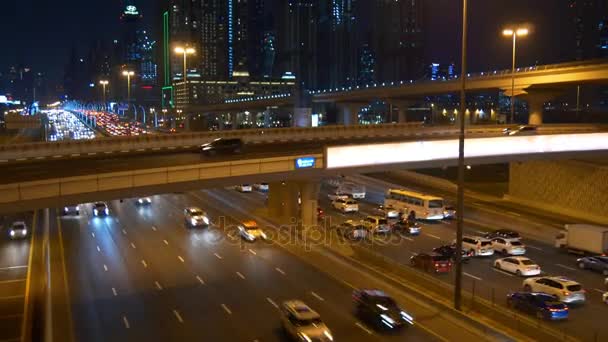 Nachtverkehrspanorama von Dubai — Stockvideo