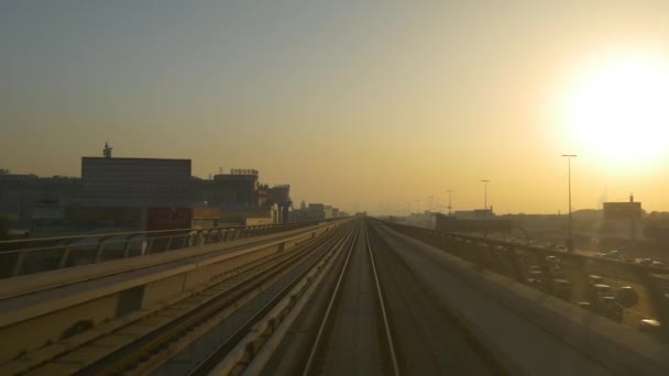 Dubai metro tren yüksek yolculuğu — Stok video