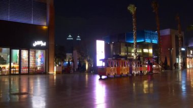 Geceleri aydınlatılan Dubai şehir