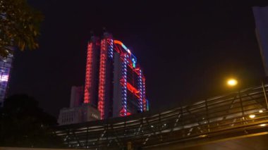 Geceleri aydınlatılan Hong Kong şehir